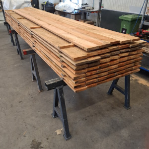 42 stk høvlede terrassebrædder i lærketræ  28x145x5100mm +10 stk 4200 og 9 stk 22mm 22x145x5100mm = 302 m.
