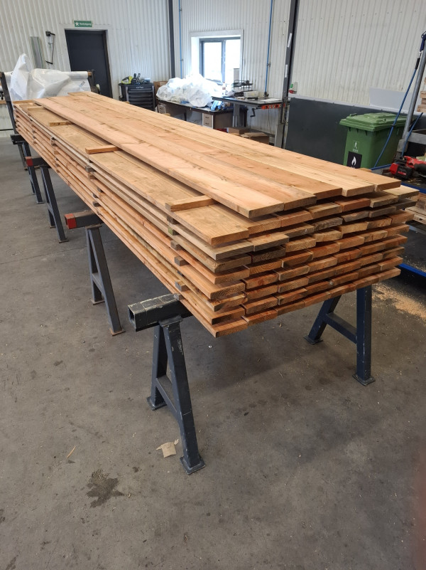 42 stk høvlede terrassebrædder i lærketræ  28x145x5100mm +10 stk 4200 og 9 stk 22mm 22x145x5100mm = 302 m.