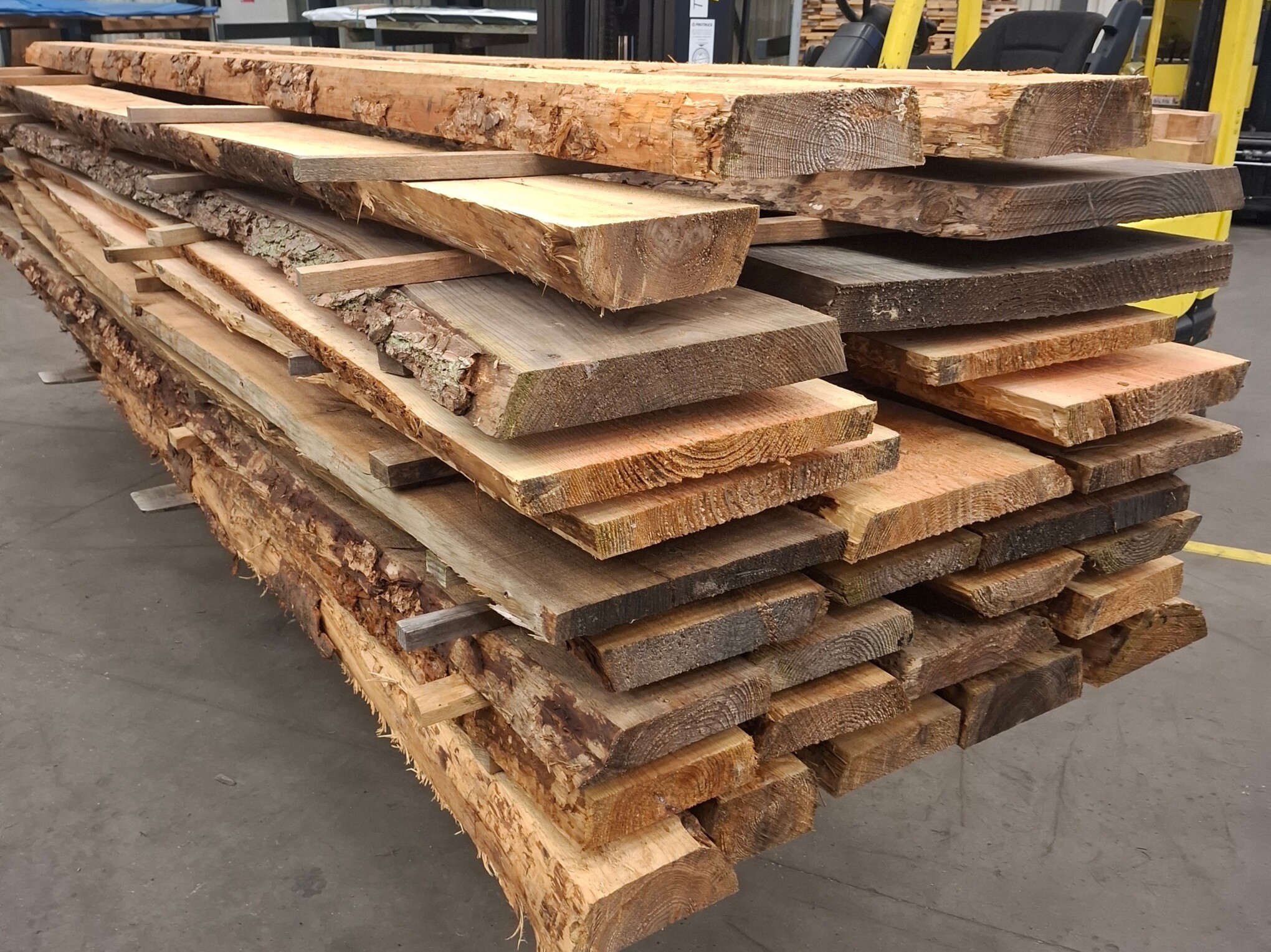 Lærketræ 29 stk. 38-50mm Kalmar brædder 4,20m 1 - Restparti lærk kalmarbrædder 38–50 mm – 17 stk á 4,20 m. Kraftige, rustikke brædder perfekte til hegn og udendørs projekter. Sælges kun samlet - Himmerlands Handel Lærketræ 29 stk. 38-50mm Kalmar brædder 4,20m