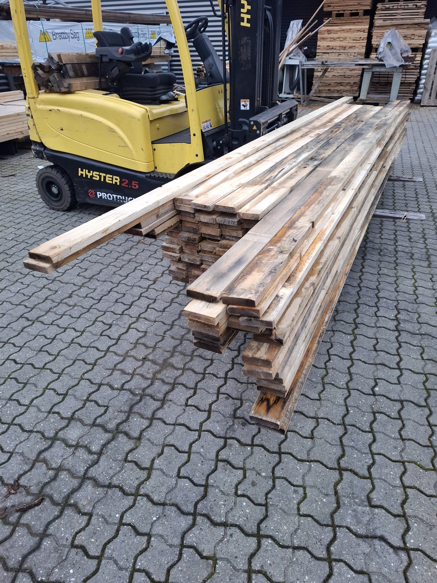 Restparti i gran, Tømmer, 28 stk 25x100x5,10m + 80 stk 3,60m 2 - estparti gran tømmer 25x100 mm – 28 stk á 5,10 m + 80 stk á 3,60 m. Perfekt til beklædning, forskalling og byggeprojekter. Sælges kun samlet - Himmerlands Handel Restparti i gran, Tømmer, 28 stk 25x100x5,10m + 80 stk 3,60m - Billede 2