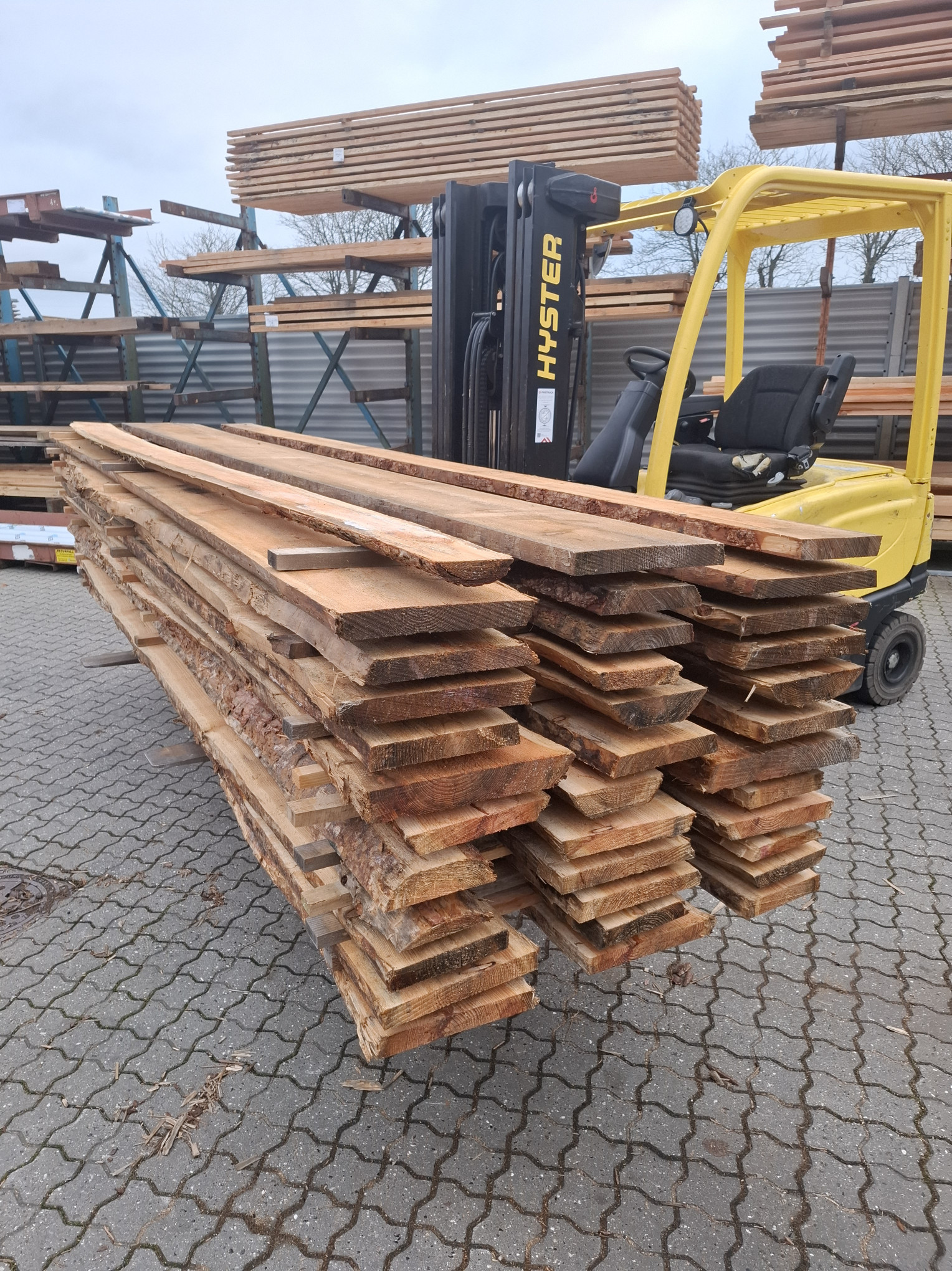 Lærketræ 37stk. 38-50mm Kalmar brædder 3,60m 1 - Restparti lærk kalmarbrædder 38–50 mm – 37 stk á 3,60 m. Rustikke og kraftige brædder perfekte til hegn og udendørs projekter. Sælges kun samlet - Himmerlands Handel Lærketræ 37stk. 38-50mm Kalmar brædder 3,60m