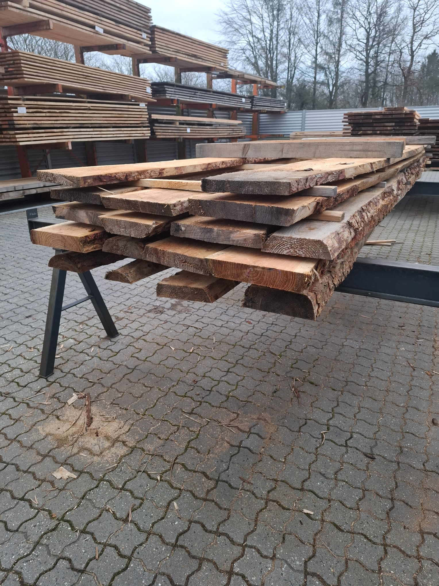 Lærketræ 17 stk. 38-50mm Kalmar brædder 4,20m 1 - Restparti lærk kalmarbrædder 38–50 mm – 17 stk á 4,20 m. Kraftige, rustikke brædder perfekte til hegn og udendørs projekter. Sælges kun samlet - Himmerlands Handel Lærketræ 17 stk. 38-50mm Kalmar brædder 4,20m