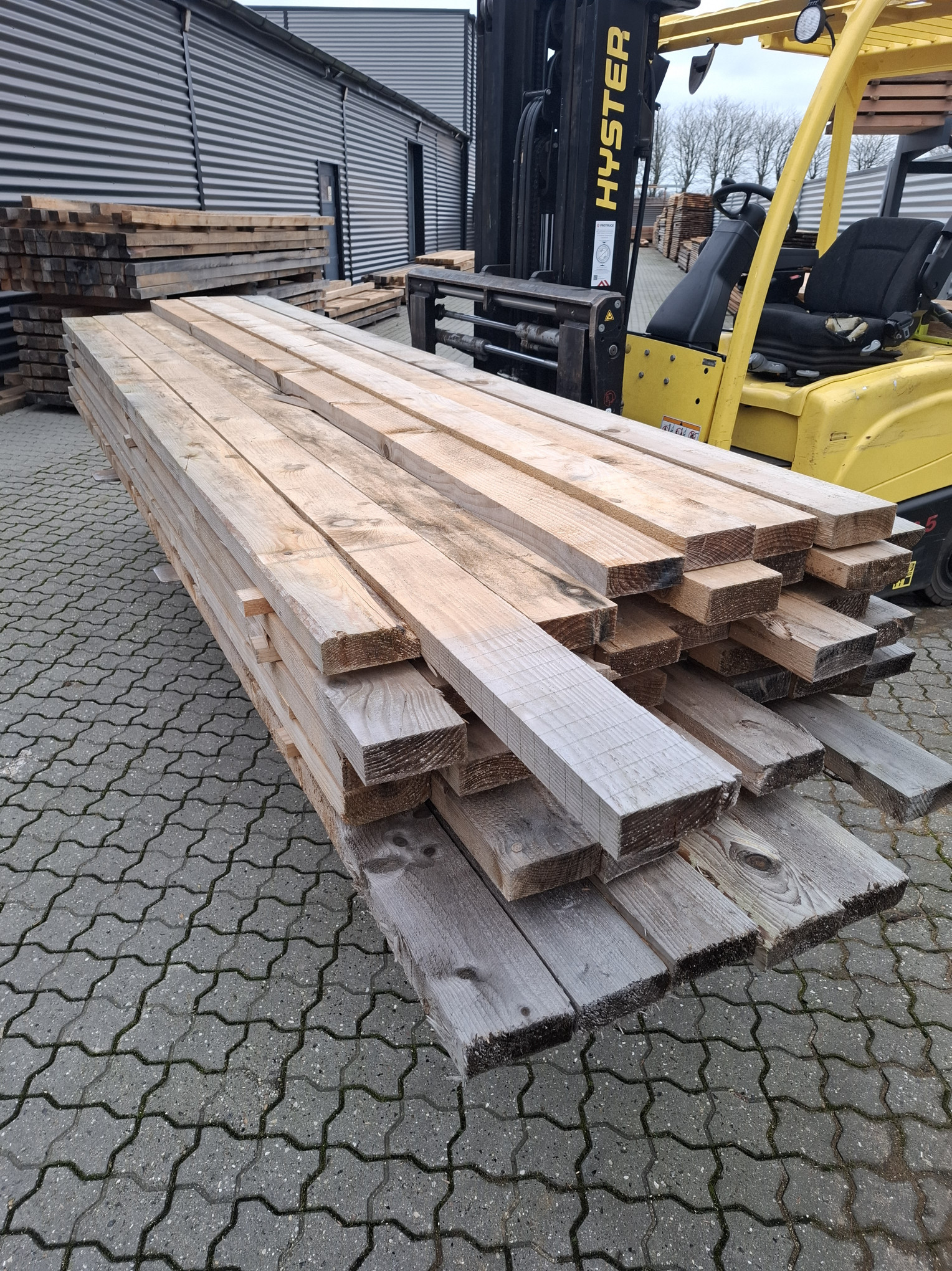 Restparti i gran, Tømmer, 44 stk 50x125x3,60m 2 - Restparti gran tømmer 50x125 mm – 44 stk á 3,60 m. Solidt og alsidigt tømmer til konstruktion og byggeprojekter. Sælges kun samlet - Himmerlands Handel Restparti i gran, Tømmer, 44 stk 50x125x3,60m - Billede 2