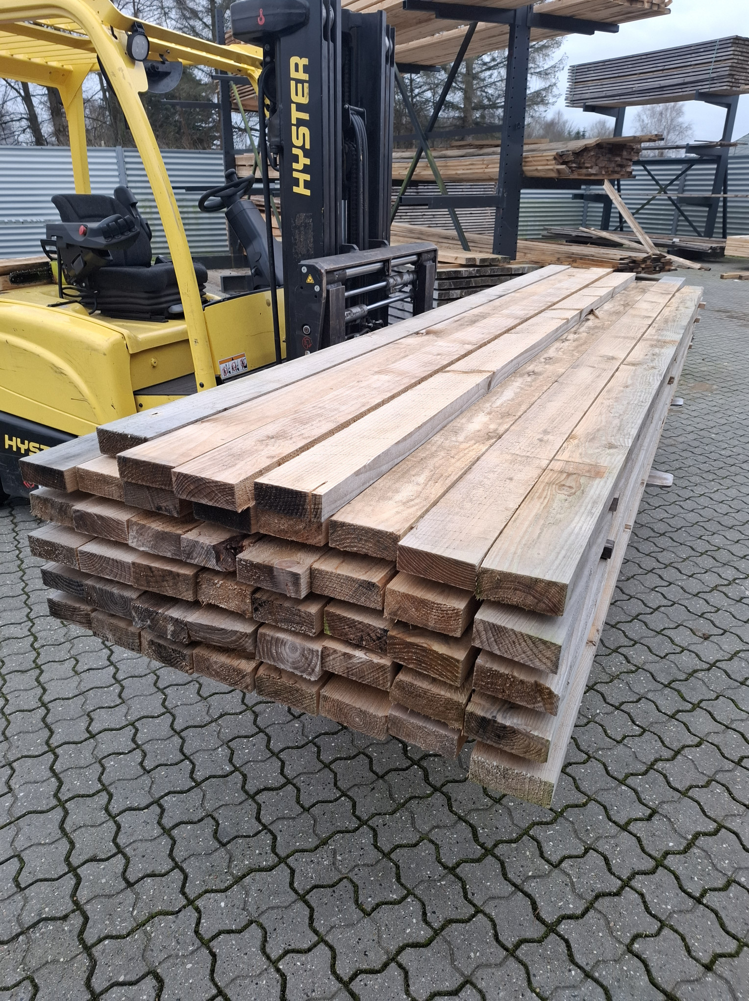 Restparti i gran, Tømmer, 44 stk 50x125x3,60m 1 - Restparti gran tømmer 50x125 mm – 44 stk á 3,60 m. Solidt og alsidigt tømmer til konstruktion og byggeprojekter. Sælges kun samlet - Himmerlands Handel Restparti i gran, Tømmer, 44 stk 50x125x3,60m