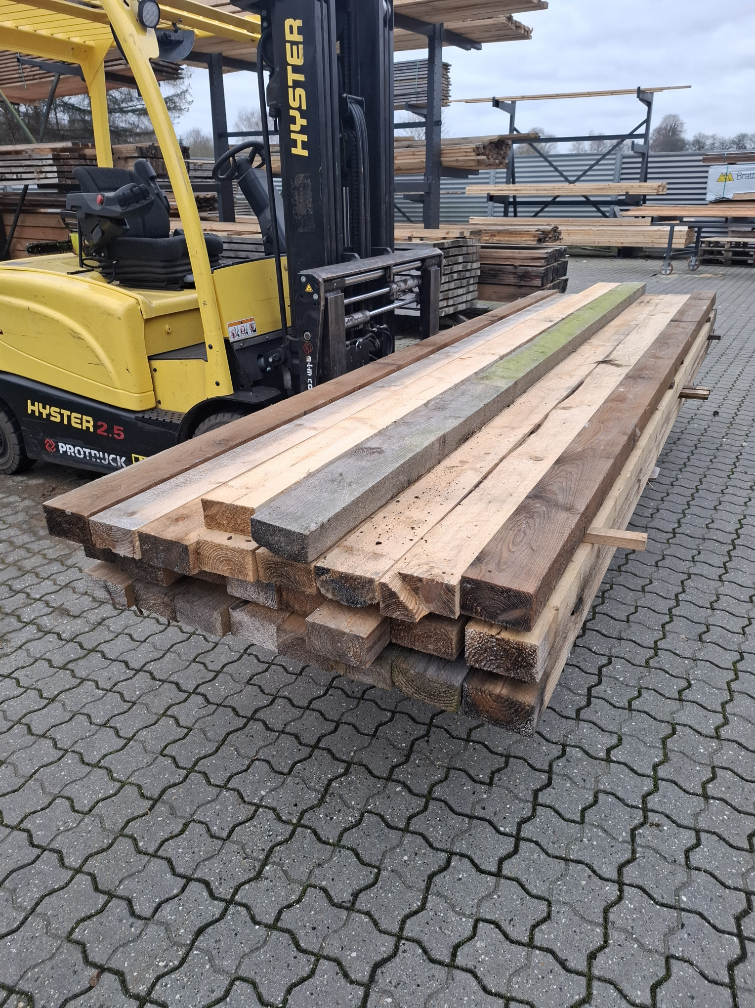 Restparti i gran Tømmer, 26 stk 63x125 længde 3,60m 2 - Restparti gran tømmer 63x125 mm – 26 stk á 3,60 m. Solidt og stabilt tømmer til konstruktion og byggeprojekter. Kvalitet til skarp pris - Himmerlands Handel Restparti i gran Tømmer, 26 stk 63x125 længde 3,60m - Billede 2