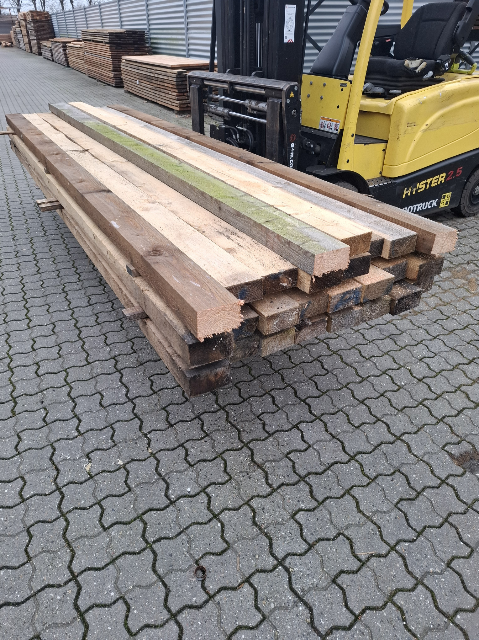 Restparti i gran Tømmer, 26 stk 63x125 længde 3,60m 1 - Restparti gran tømmer 63x125 mm – 26 stk á 3,60 m. Solidt og stabilt tømmer til konstruktion og byggeprojekter. Kvalitet til skarp pris - Himmerlands Handel Restparti i gran Tømmer, 26 stk 63x125 længde 3,60m