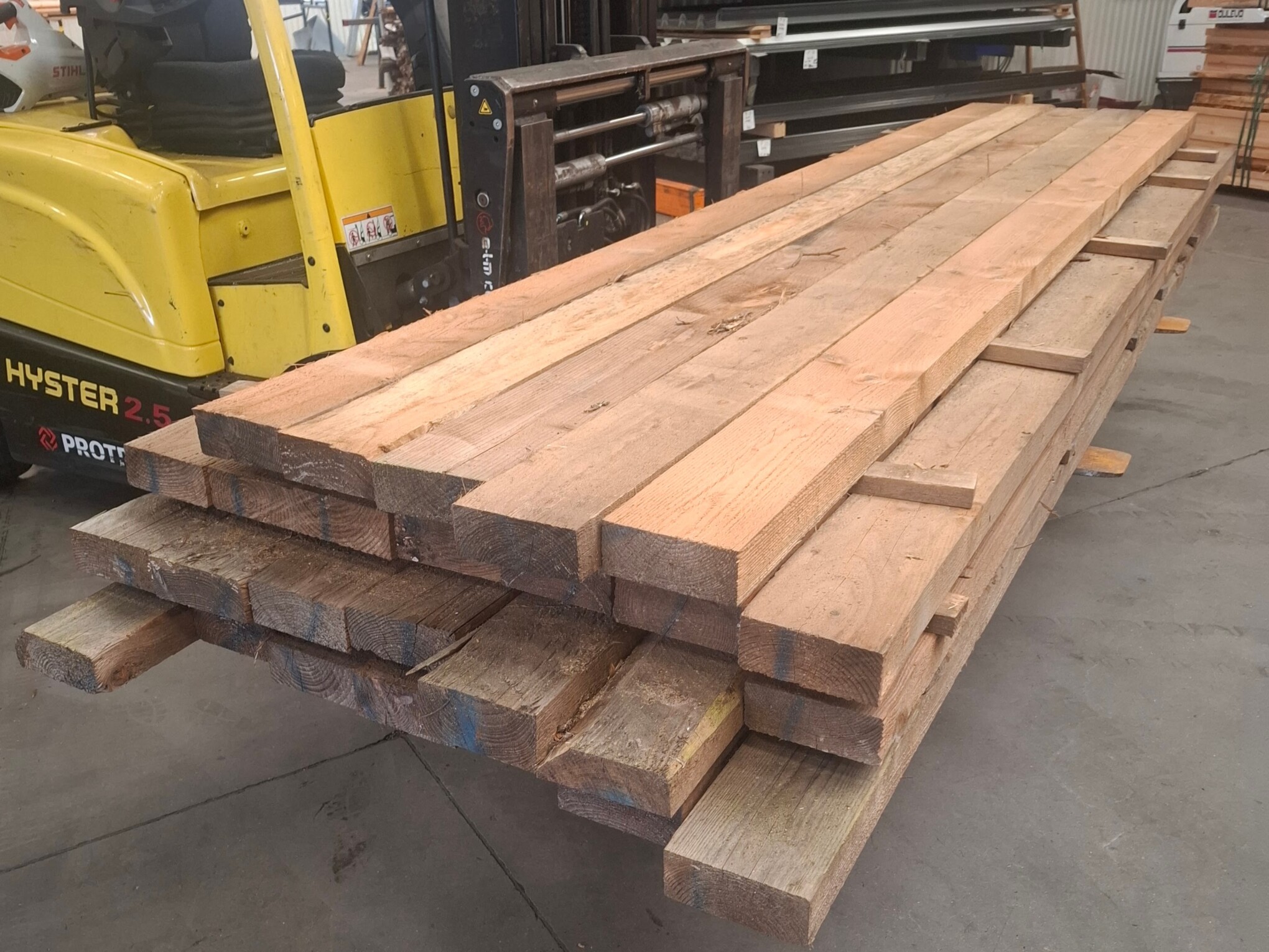 Restparti i gran Tømmer, 26 stk 63x125 længde 3,60m 1 - Restparti gran tømmer 63x125 mm – 26 stk á 3,60 m. Solidt og stabilt tømmer til konstruktion og byggeprojekter. Kvalitet til skarp pris - Himmerlands Handel Restparti i gran Tømmer, 26 stk 63x125 længde 3,60m