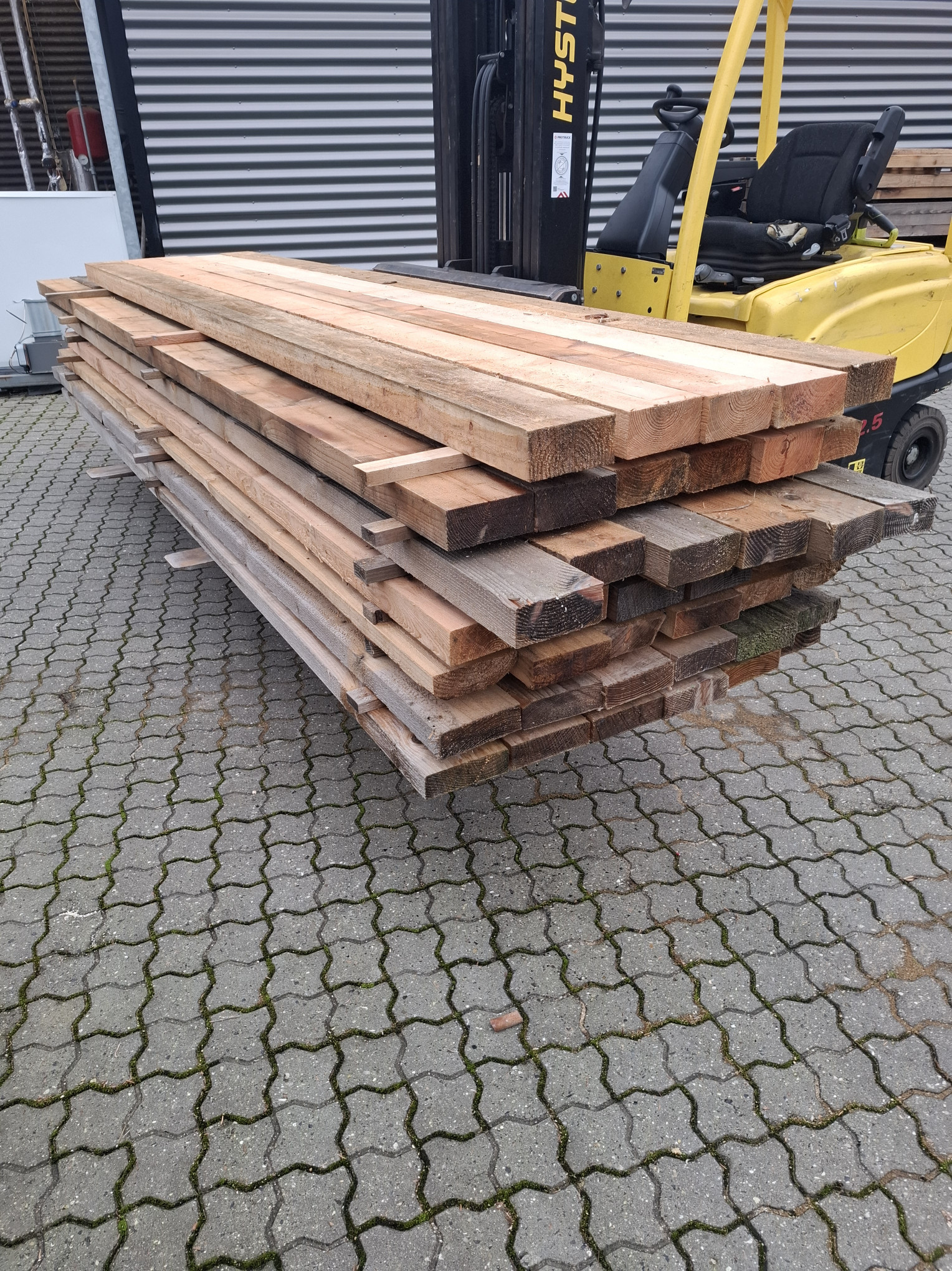 Restparti i gran / lærk Tømmer, 24 stk 50x150x3,60m + 8 stk 63x150x4,20m + 9 stk 75x150x3,60m 1 - Restparti gran/lærk tømmer – 24 stk 50x150x3,60 m + 8 stk 63x150x4,20 m + 9 stk 75x150x3,60 m. Kraftigt tømmer til bygge- og konstruktionsprojekter. Sælges samlet - Himmerlands Handel Restparti i gran / lærk Tømmer, 24 stk 50x150x3,60m + 8 stk 63x150x4,20m + 9 stk 75x150x3,60m