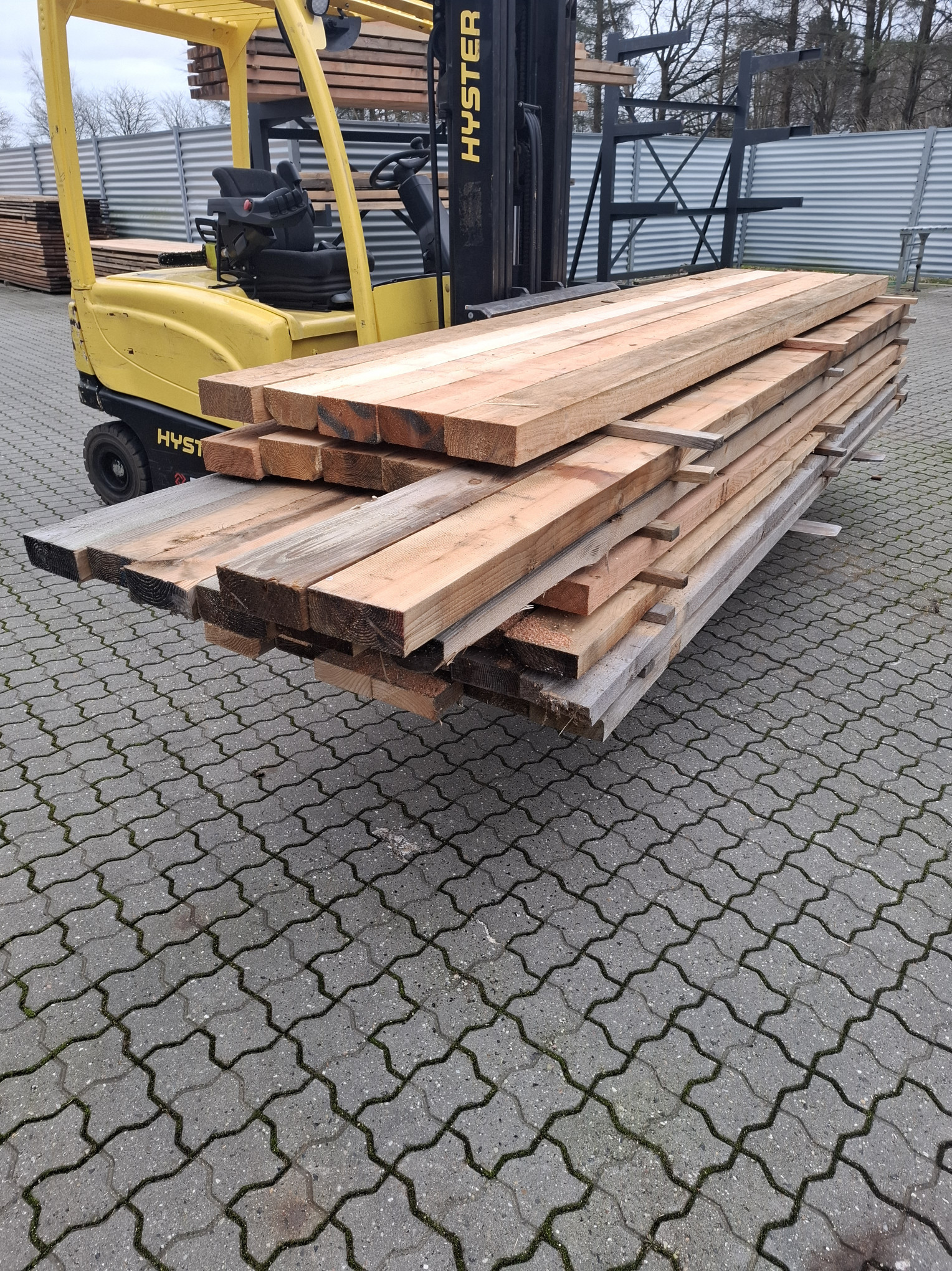 Restparti i gran / lærk Tømmer, 24 stk 50x150x3,60m + 8 stk 63x150x4,20m + 9 stk 75x150x3,60m 2 - Restparti gran/lærk tømmer – 24 stk 50x150x3,60 m + 8 stk 63x150x4,20 m + 9 stk 75x150x3,60 m. Kraftigt tømmer til bygge- og konstruktionsprojekter. Sælges samlet - Himmerlands Handel Restparti i gran / lærk Tømmer, 24 stk 50x150x3,60m + 8 stk 63x150x4,20m + 9 stk 75x150x3,60m - Billede 2