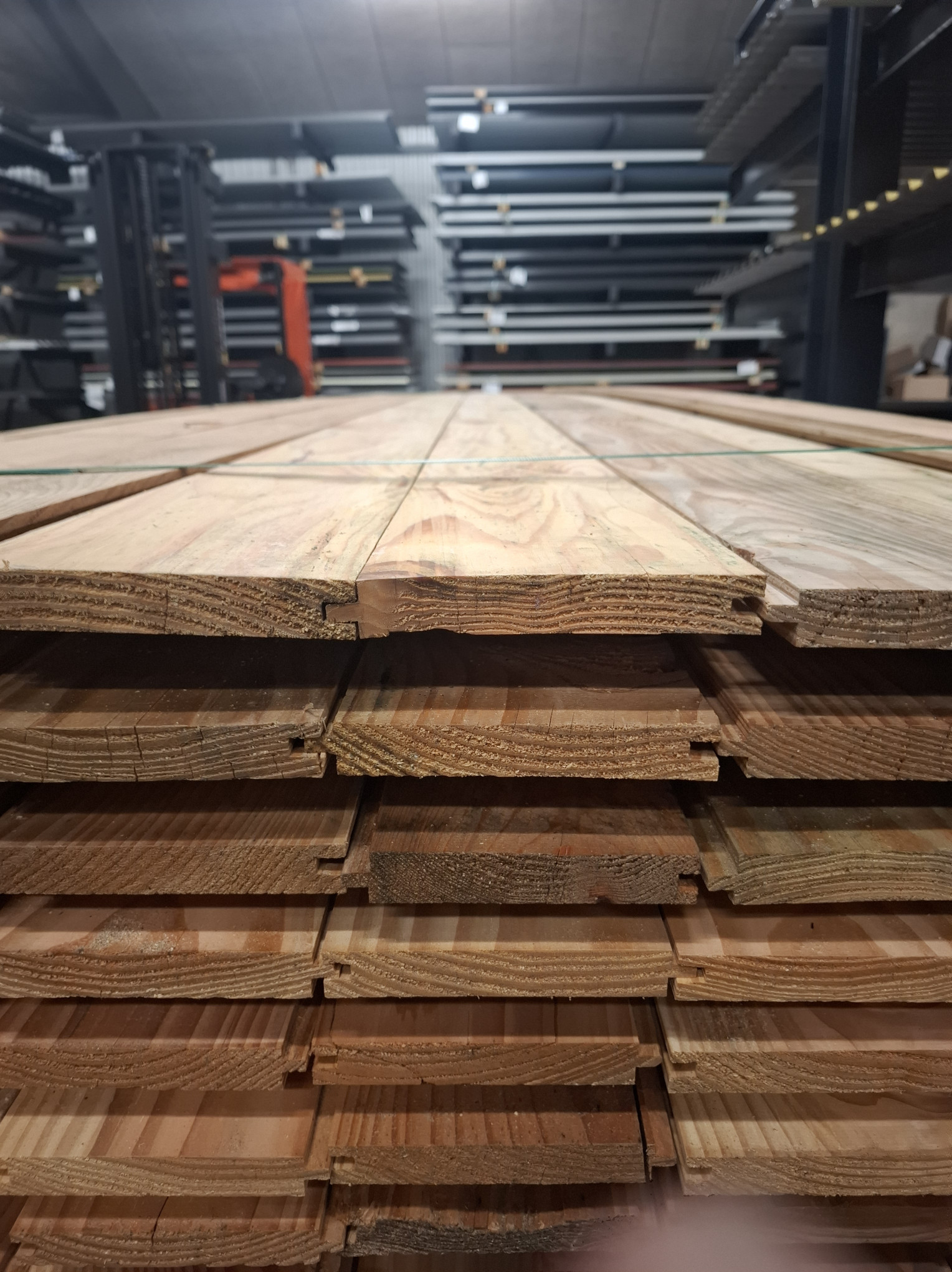 Høvlet lærketræ 21x145mm, 97 stk 4,20 m, M. fer og not 2 - <h3 data-start="28" data-end="104"><strong data-start="32" data-end="104">Høvlede tagbrædder m. fer/not – 21x145x4200 mm (97 stk.) – Restparti</strong></h3> <p data-start="106" data-end="293">Restparti af høvlede tagbrædder med fer og not. Velegnet til tag, lofter, udhæng og andre byggeprojekter. Nem montering og flot, tæt finish. Perfekt mulighed for at spare på materialerne.</p> - Himmerlands Handel Høvlet lærketræ 21x145mm, 97 stk 4,20 m, M. fer og not - Billede 2