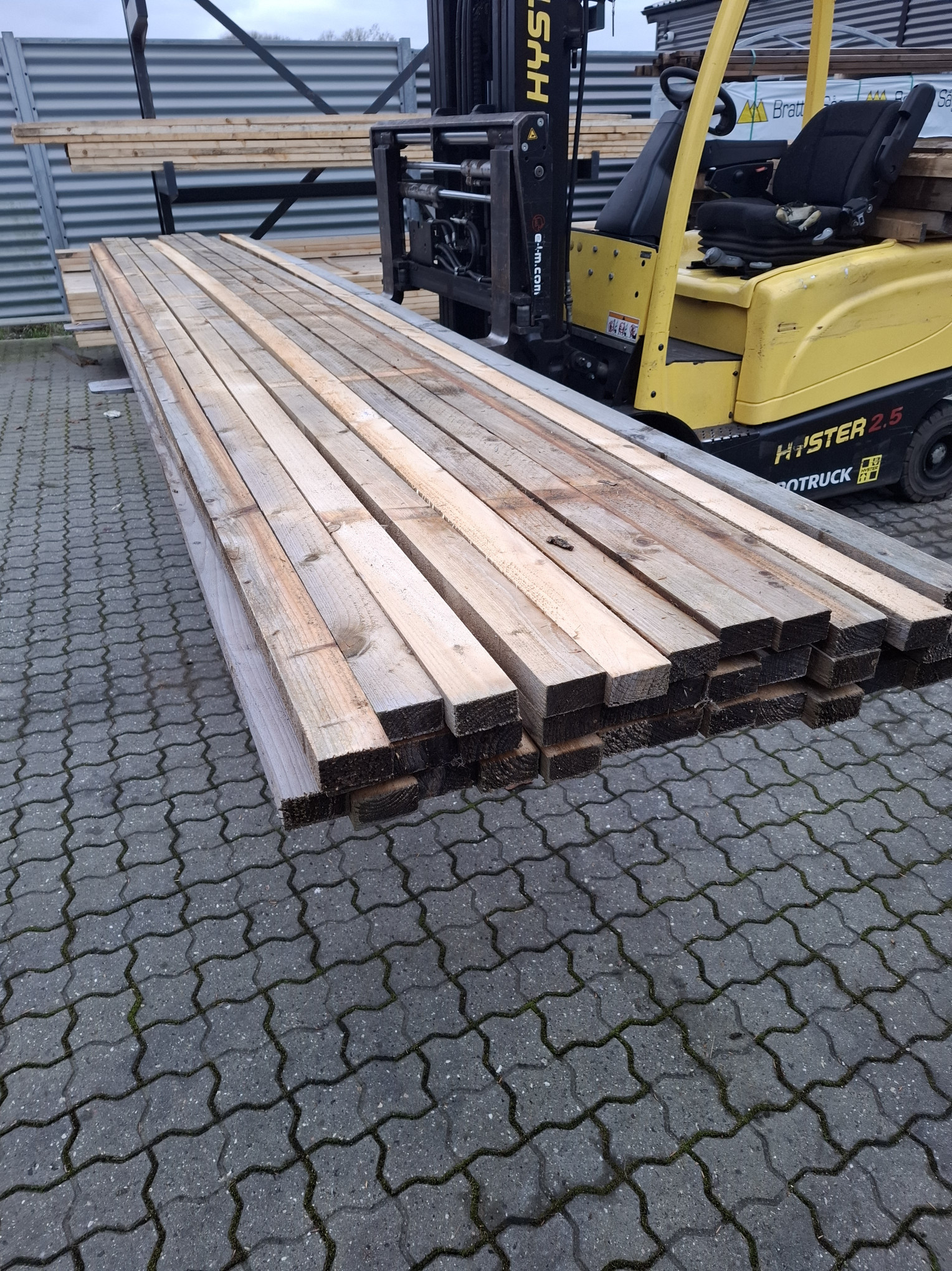 Restparti i lærke lægter 37 stk 38x73 længde 5,10m 2 - Restparti lærk lægtebrædder 38x57 mm – 37 stk á 5,10 m. Stærke og holdbare brædder til hegn, konstruktion og udendørs projekter. Sælges kun samlet - Himmerlands Handel Restparti i lærke lægter 37 stk 38x73 længde 5,10m - Billede 2