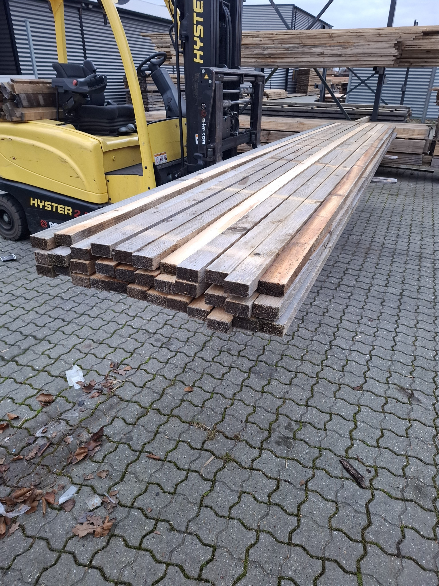 Restparti i lærke lægter 37 stk 38x73 længde 5,10m 1 - Restparti lærk lægtebrædder 38x57 mm – 37 stk á 5,10 m. Stærke og holdbare brædder til hegn, konstruktion og udendørs projekter. Sælges kun samlet - Himmerlands Handel Restparti i lærke lægter 37 stk 38x73 længde 5,10m