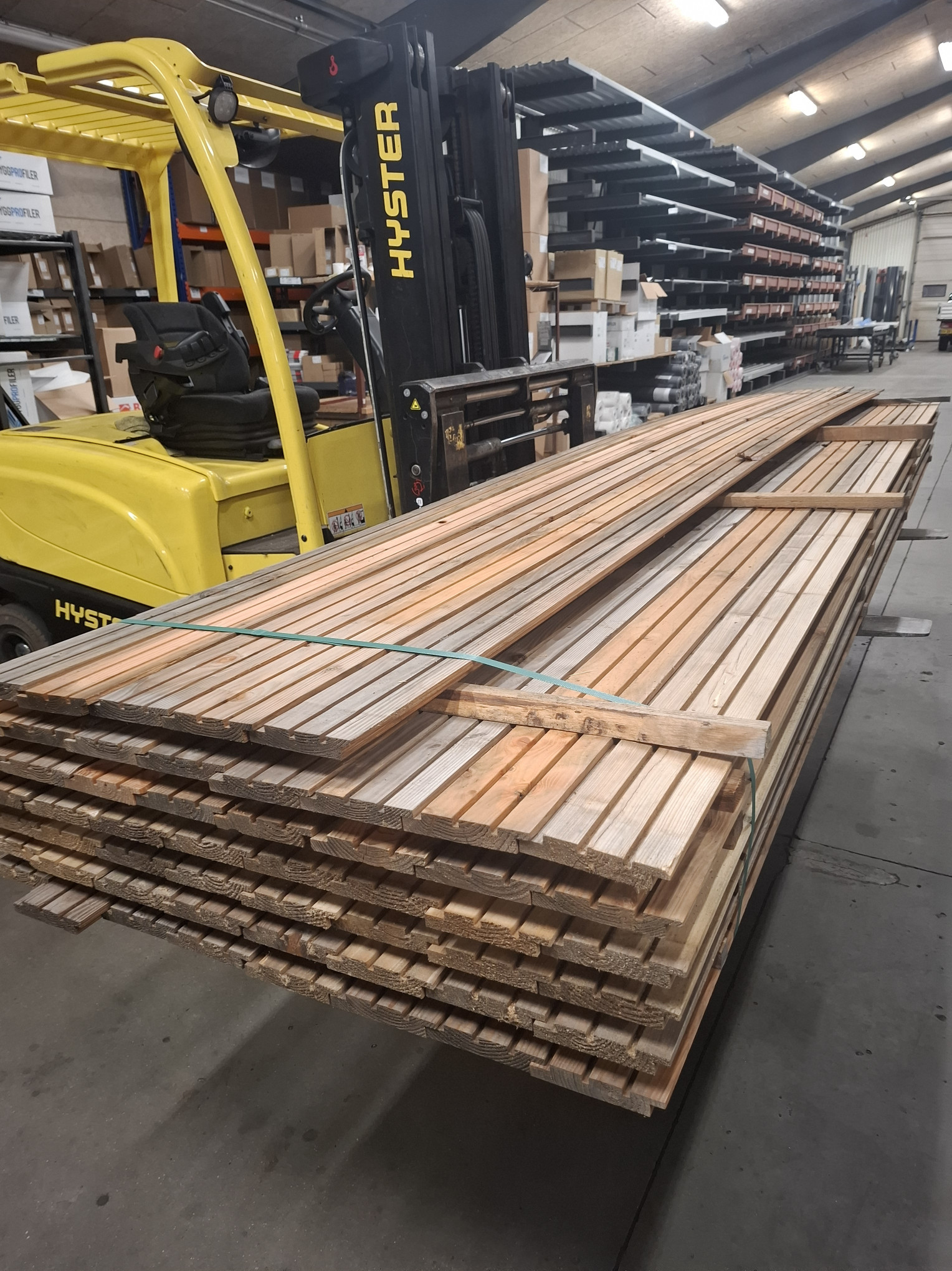 Høvlet lærketræ, Tagbrædder. Trippel profil, 25x145mm, 53 stk 4,20 m 1 - Restpakke høvlet lærketræ tagbrædder 25x145 mm trippel profil – 53 stk á 4,20 m. Perfekt til tag, facade og beklædning. Kvalitetslærketræ til skarp pris - Himmerlands Handel Høvlet lærketræ, Tagbrædder. Trippel profil, 25x145mm, 53 stk 4,20 m