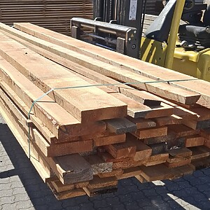 Frasorteret / 2. sortering lærketræ i længde 3,60 m,  1,1 M3 / 650 kg