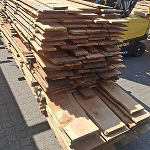Pakke med kalmarbrædder Lærketræ, høvlet på 2 sider med pudsede kanter 22x150x250 mm, 18 stk 5,10 / 38 stk 4,20 / 26 stk 3,00 = 330 m. (Sælges kun som pakke)