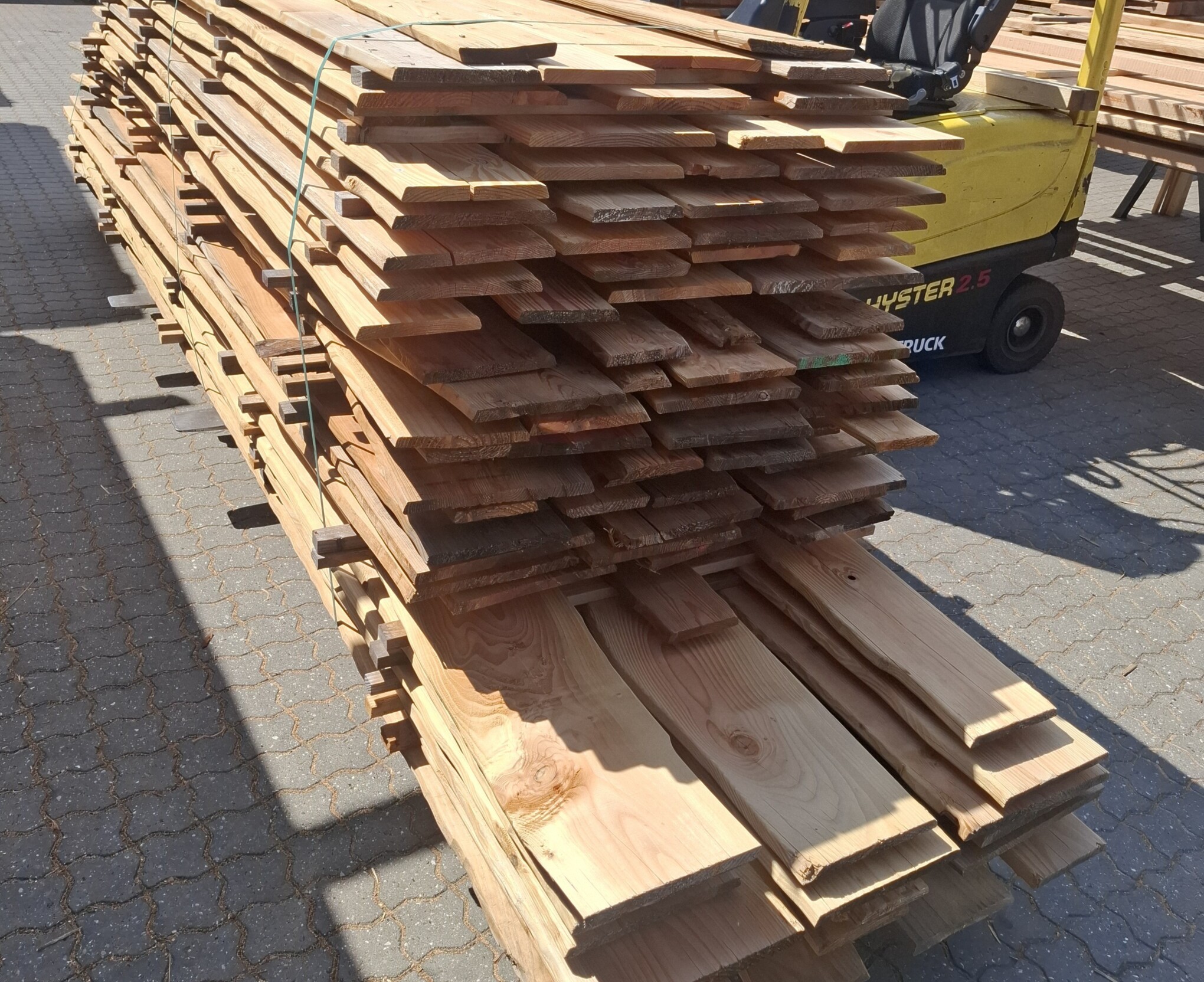 Pakke med kalmarbrædder Lærketræ, høvlet på 2 sider med pudsede kanter 22x150x250 mm, 18 stk 5,10 / 38 stk 4,20 / 26 stk 3,00 = 330 m. (Sælges kun som pakke) 1 - <strong data-start="0" data-end="52">Pakke med høvlede lærk kalmarplanker – 50x200 mm</strong> - Himmerlands Handel Pakke med kalmarbrædder Lærketræ, høvlet på 2 sider med pudsede kanter 22x150x250 mm, 18 stk 5,10 / 38 stk 4,20 / 26 stk 3,00 = 330 m. (Sælges kun som pakke)