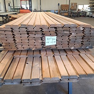 Høvlet lærketræ, m/ spor / stern 28x150/125 - 15 stk x 5,10 m + 75 stk x 4,20 m = 391 m (som på billede) Restparti