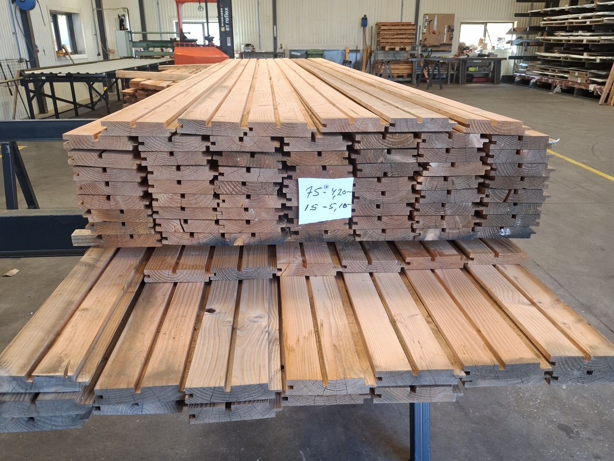 Høvlet lærketræ, m/ spor / stern 28x150/125 - 15 stk x 5,10 m + 75 stk x 4,20 m = 391 m (som på billede) Restparti 1 - Himmerlands Handel Høvlet lærketræ, m/ spor / stern 28x150/125 - 15 stk x 5,10 m + 75 stk x 4,20 m = 391 m (som på billede) Restparti